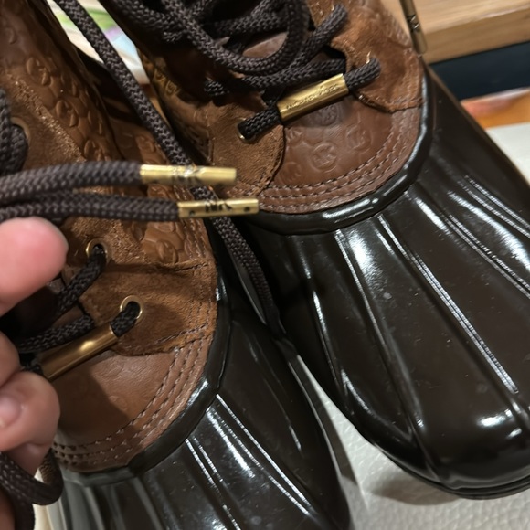 Michael Kors duck boots 🥾 leather upper and rubber sole - Picture 5 of 12